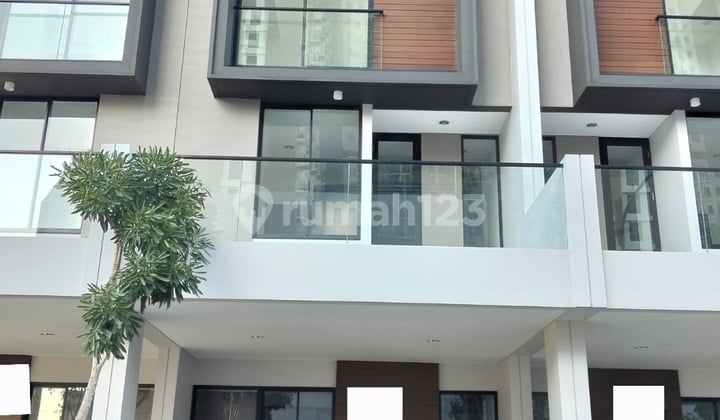 DISEWAKAN RUMAH OSAKA RESIDENCES PIK 2, UK 4,5X10, 3 LANTAI, BRANDNEW SIAP HUNI