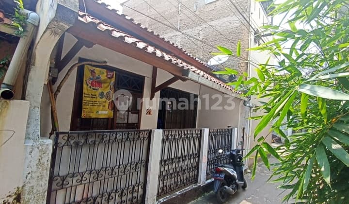 Rumah Lama Semi Furnished , Sukajadi. Bandung Kota - Strataegis