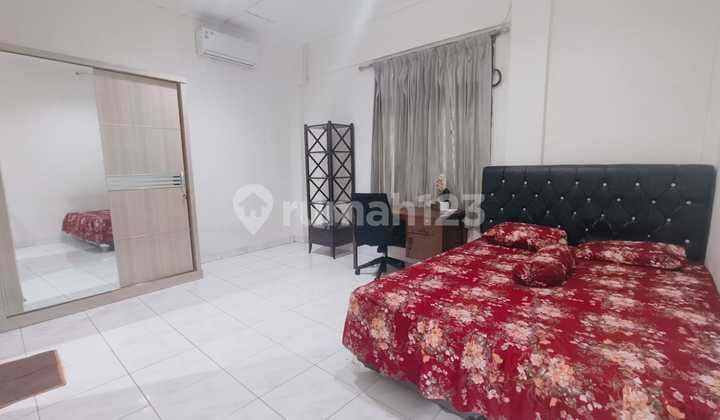 Kost Griya Asri, Kamar Mandi Dalam, Ukuran Besar, Ada Jendela, Walking Distance ke Jalan Raya & Universitas Trisakti.