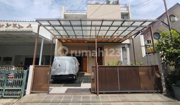 Rumah Pesanggrahan Jaksel, Dalam Komplek Besar Dekat Sektor 1