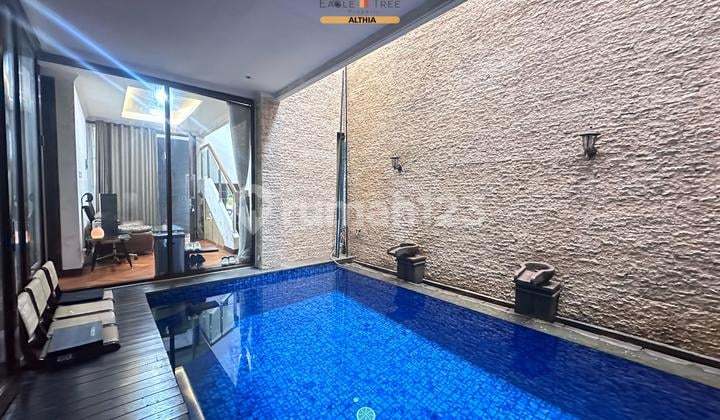 Discovery House Bintaro Sector 9, with a Swimming Pool