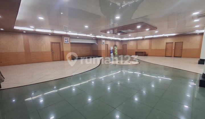 *Disewakan Gedung 4 Lantai di Pinggir Jalan Raya Sekitar Senen, Jakarta Pusat..*(Kode Rmrg 2903)