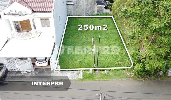 Hook Plot Puri Indah Next to a Large Park 250m2