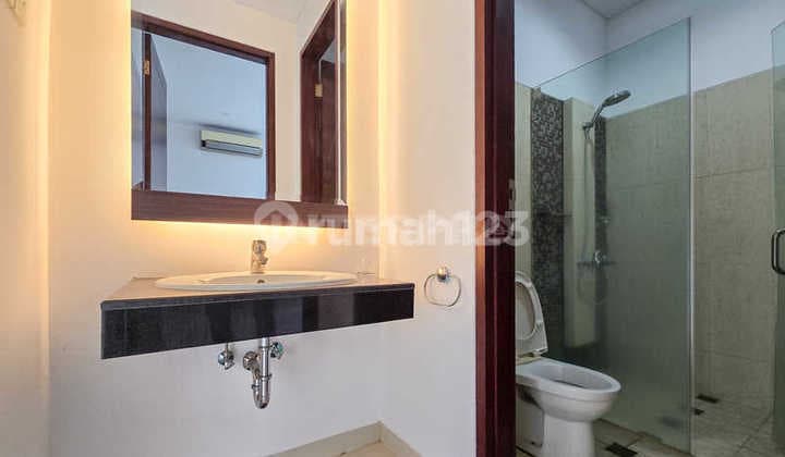 Rumah Mewah Hook 3 Lantai Dijual Permata Buana Siap Huni - 238m2