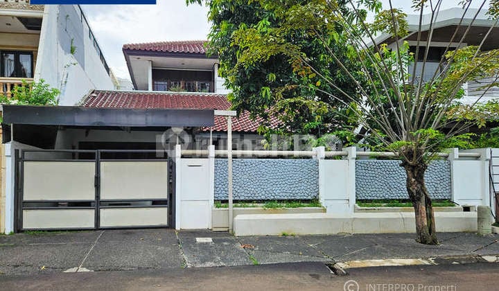 Rumah 2 Lantai Dijual Intercon Kebon Jeruk Ada Taman - LT 324M2