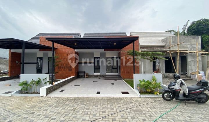 Rumah Cantik di Sleman, Carport Muat 2 Mobil & Taman Aesthetic