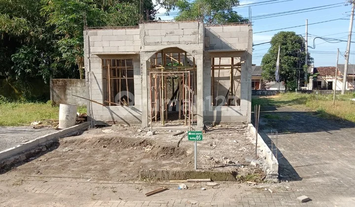 Modern House in Tempel Sleman - Special Price Starting from 329 Million, Customizable Layout!