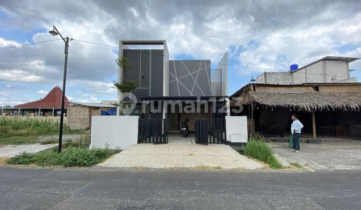 Rumah Eksklusif Cocok untuk Pebisnis Dekat Tol