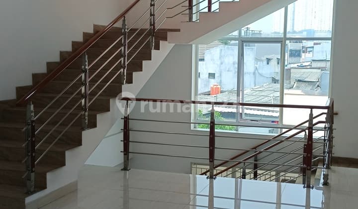 Di Jual Rumah Mewah Furnished Jelambar 360M2