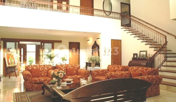 Rumah Asri dengan Halaman yang Luas di Bintaro Sektor 9