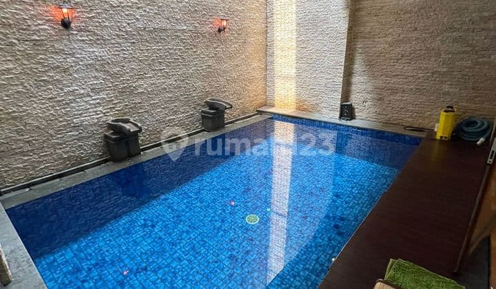 Rumah Dengan Kolam Renang Dalam Cluster Discovery Bintaro Jaya