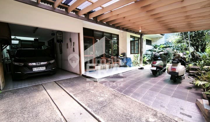 Strategically located in Kebayoran Baru, a house on Jl. Mendawai.