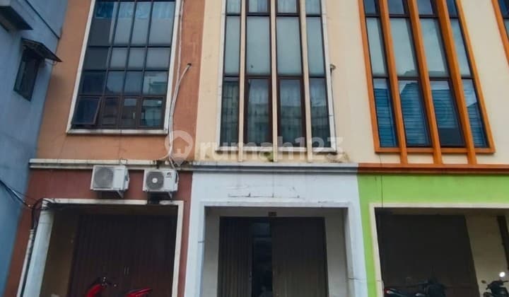 Ruko siap pakai lokasi di Daan Mogot Baru, 0030 Jon