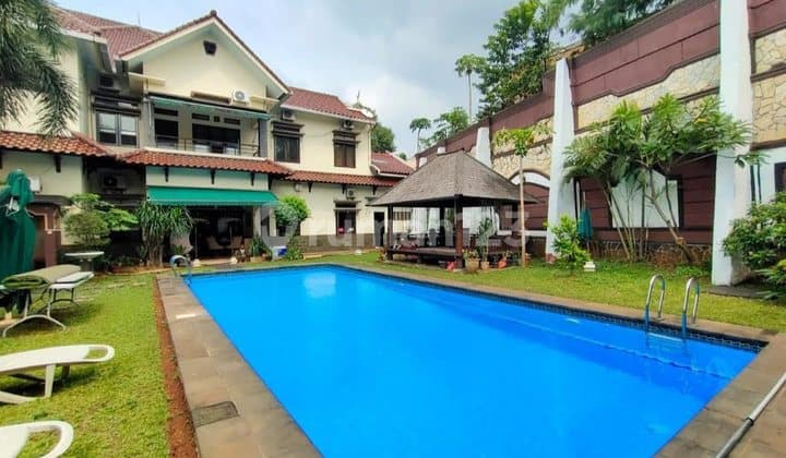 Rumah Mewah Pesona Khayangan, Plus Kolam Renang & Ruang Gym – SHM