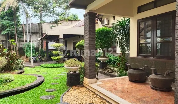 Rumah Mewah Pesona Khayangan, Plus Kolam Renang & Ruang Gym – SHM