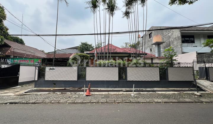 Ruang Usaha Dan Bisa Jadi Rumah Hunian di Kebayoran Baru - SHM