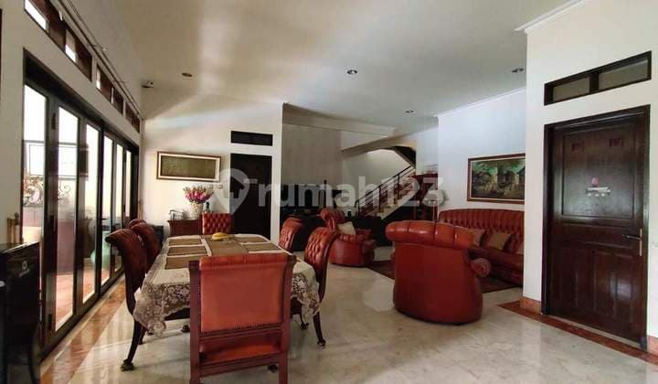 Rumah Mewah Pesona Khayangan, Plus Kolam Renang & Ruang Gym – SHM