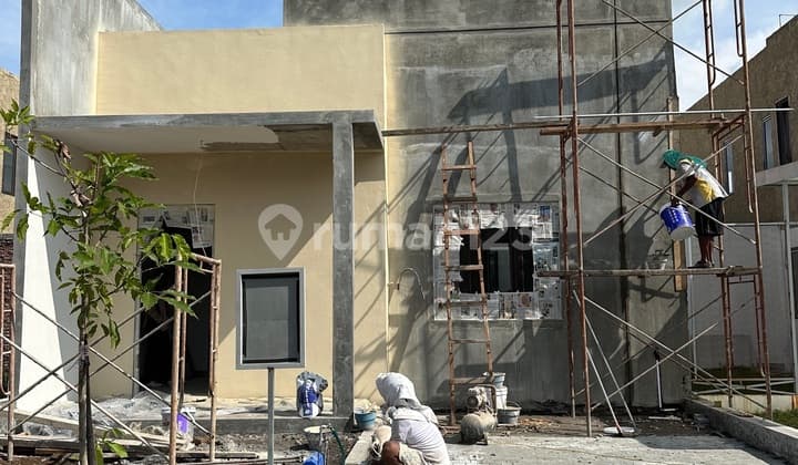 Rumah Dengan Konsep Ruang Tengah Terbuka Di Kota Sidoarjo