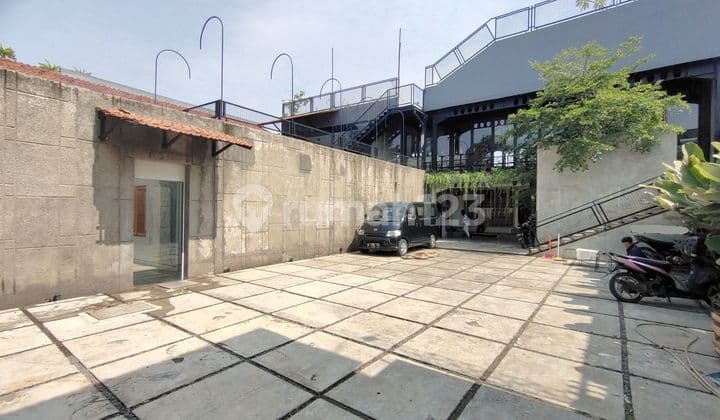 Former Lux Restaurant, Spacious, Suitable for Office Use on Pungkur Street, Bandung