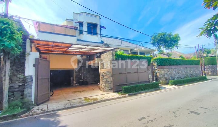 Rumah Luas Hoek di Jalan Abadi, Gegerkalong- Bandung