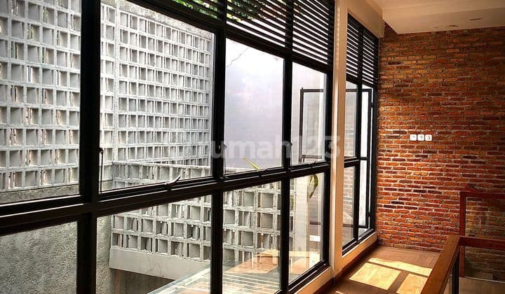 Rumah Cantik , Siap Huni, Harga Menarik Di Kompleks Perumahan Yg Baik