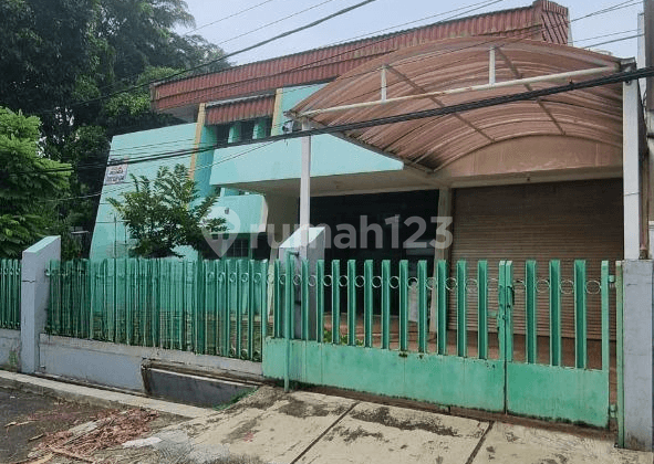Rumah Hook, Depan Taman, One Gate System Di Jakarta Barat