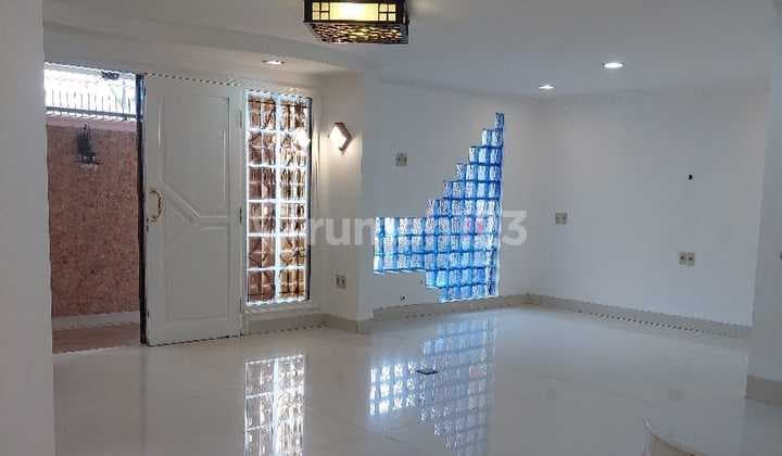 Rumah Hook di Tanjung Duren, Jakarta Barat