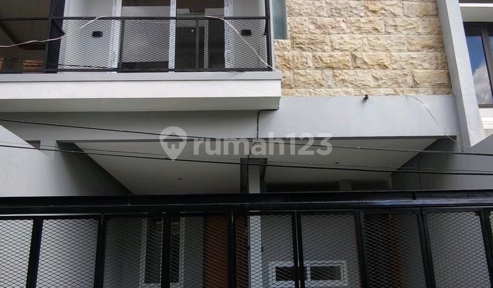 Rumah Baru 3 Lantai di Duri Kepa Jakarta Barat