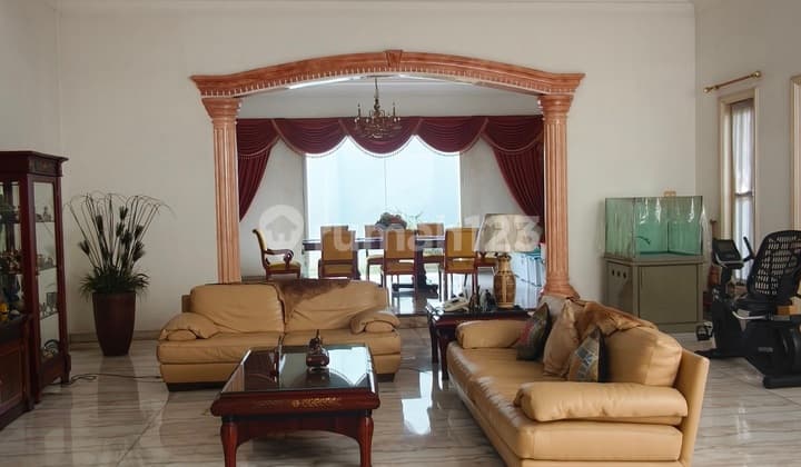 Rumah American Classic Mewah di Intercon Jakarta Barat