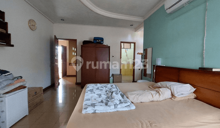 Rumah hadap Barat halaman luas Setra Sari Pasteur Bandung dekat kampus