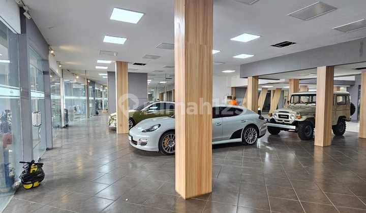 Ruang Usaha Mainroad Jl CIhampelas Tamansari Bandung Wetan , Parkir luas area bisnis