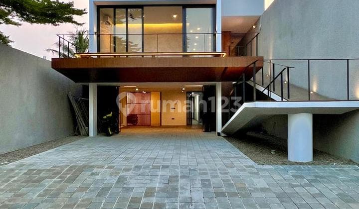 Tropical industrial home private pool rooftop di KEMANG