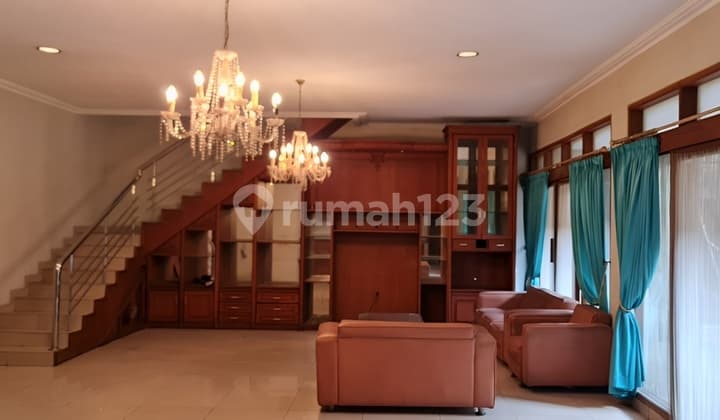 Rumah Luas Ada Taman di Taman Kayu Manis