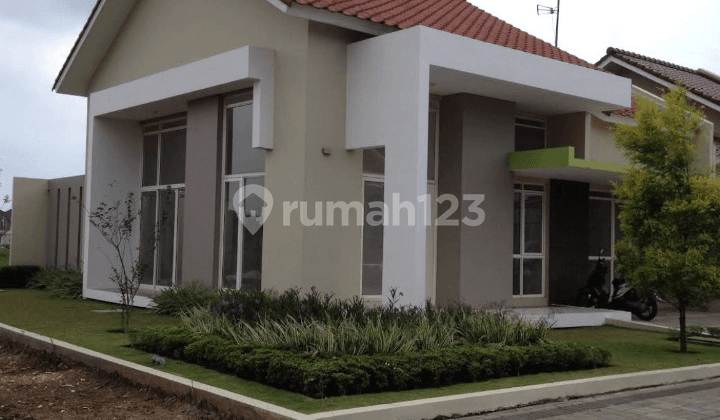 Modern Minimalist Hook House in Tatar Naganingrum, Kbp