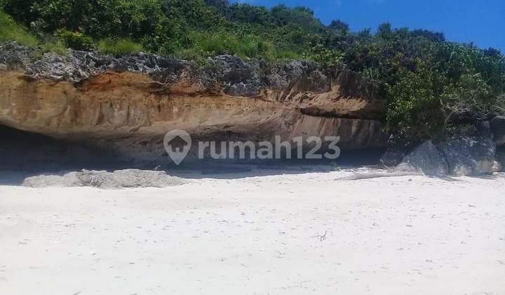Tanah di Pantai Sumba Timur, Nusa Tenggara Timur., Sumba Timur
