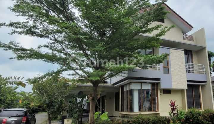 Rumah siap huni bangunan mandiri hoek selatan timur di eminent