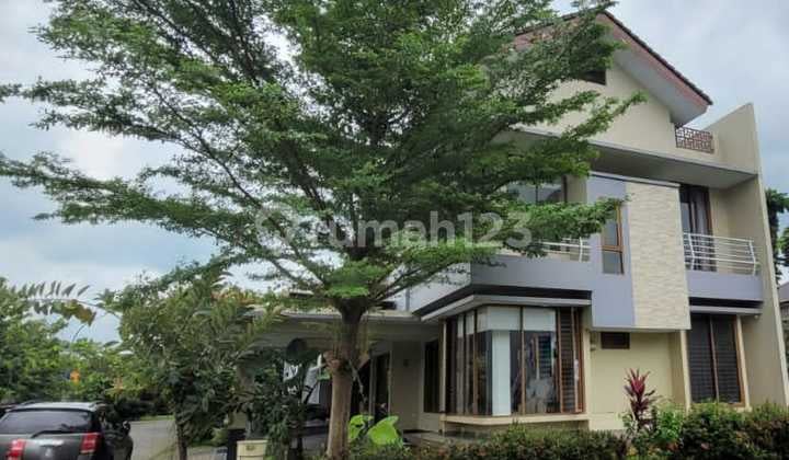 Rumah siap huni bangunan mandiri hoek selatan timur di eminent