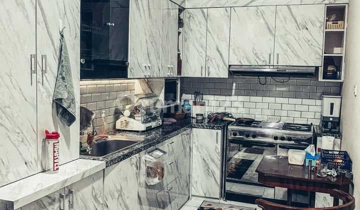 Rumah hadap barat di Anggrek loka furnished siap huni