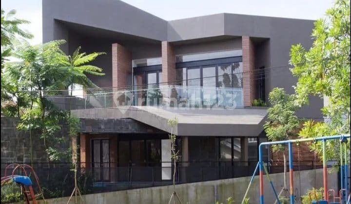 Rumah hoek Asri nyaman tenang dengan pool pribadi di Bintaro