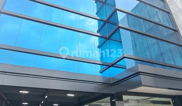 Gedung Baru 6 Lantai Rooftop Strategis Pinggir Jalan Raya di Gondangdia