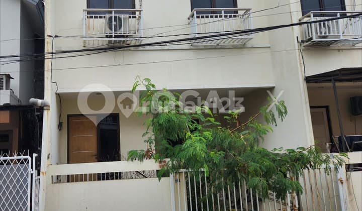 Rumah Mahoni, Gading Griya Lestari, Kelapa Gading, Jakarta Utara