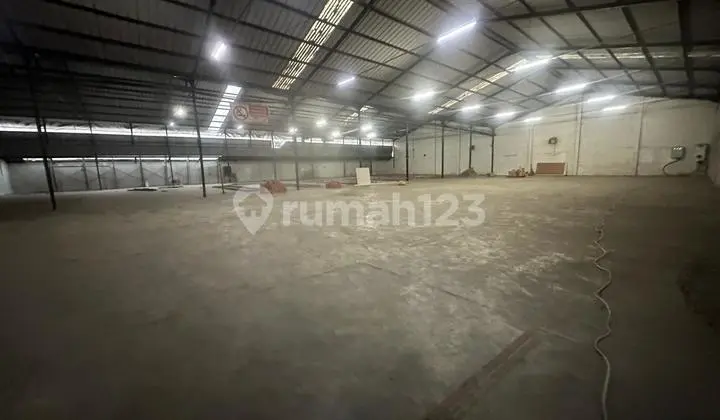 Warehouse in Pergudangan Kav DPR Cipondoh Tangerang. Land area 1600m2.
