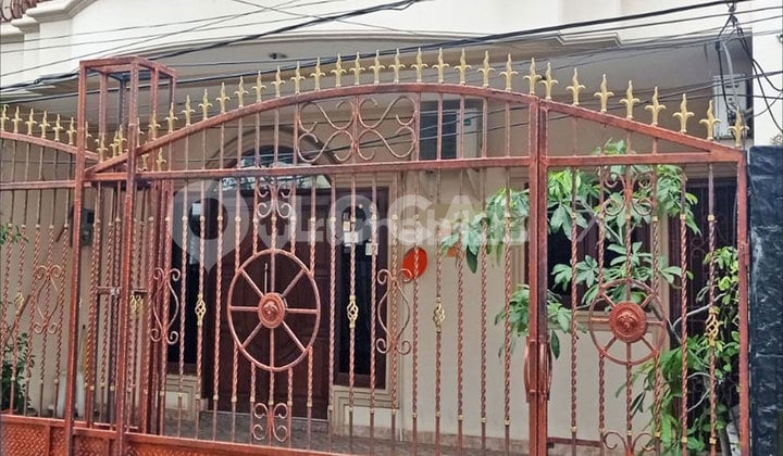 Rumah Merah Jambu Kelapa Gading, Jakarta Utara