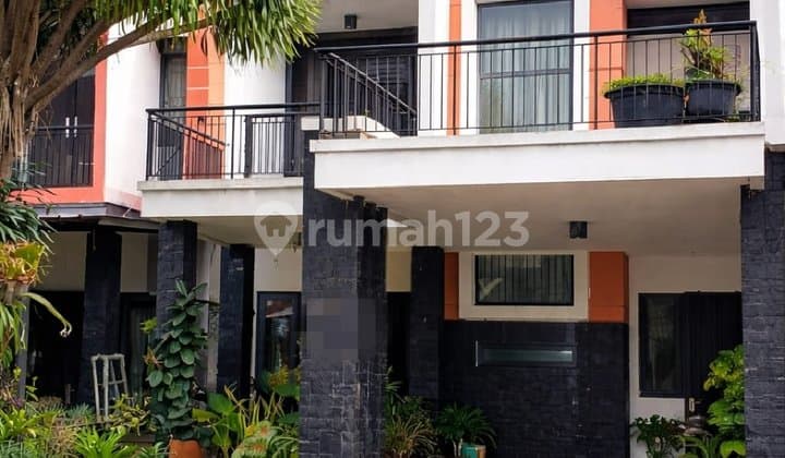 Dijual Rumah Cantik Depan Taman