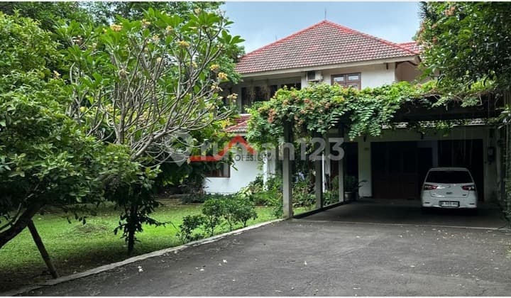 House with Land Calculation and Spacious Yard at Attractive Price in Pejaten Barat