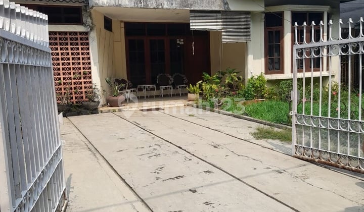Rumah dengan Kavling Besar di Bintaro Paradis Jaksel