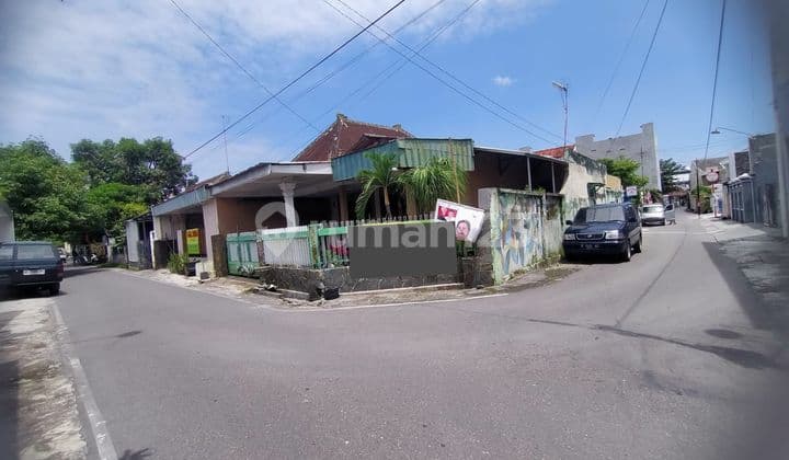 Rumah lama hitungan tanah di tengah kota solo