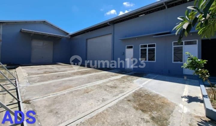 Ready-to-use warehouse in downtown Solo with tronton access.