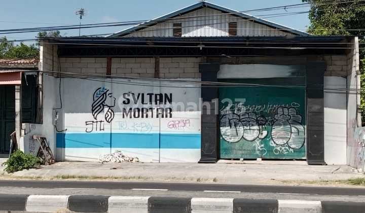 Gudang Loss2an Akses Container Dipinggir Jalan Raya Solo - Sragen