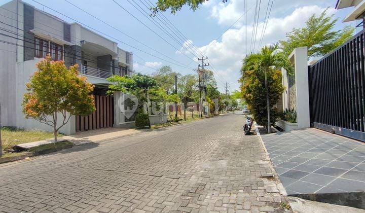 RUMAH MEWAH 2 LANTAI DI PERUMAHAN NYAMAN SOLO BARU